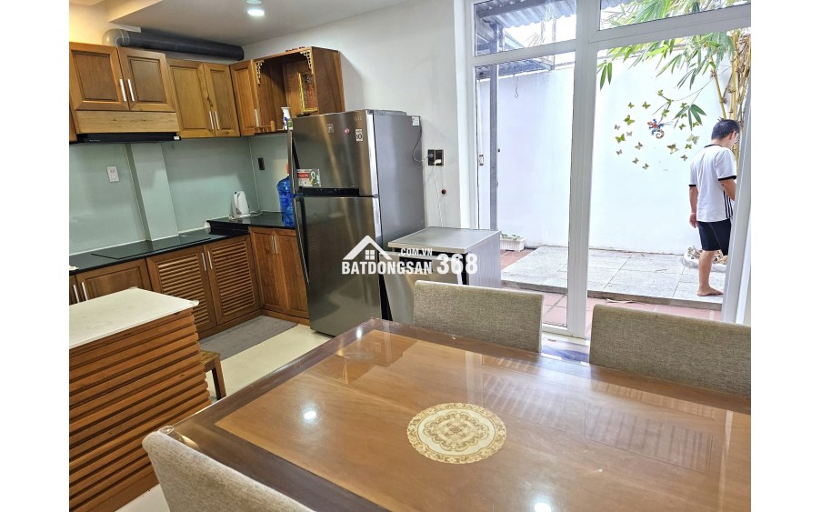 Bán nhà 3 tầng Phó Đức Chính, Vĩnh Hòa – gần biển 300m, có hồ cá Koi, giá 10 tỷ